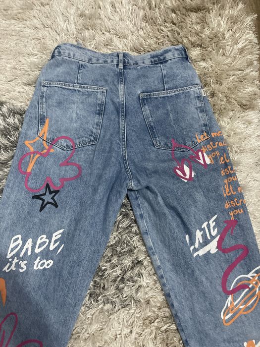 Blugi graffiti pentru fete