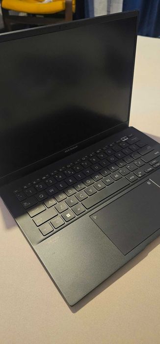 Laptop ASUS Zenbook 14 UM3402 – Ryzen 7 7730U, 16 GB RAM și SSD de 1 TB