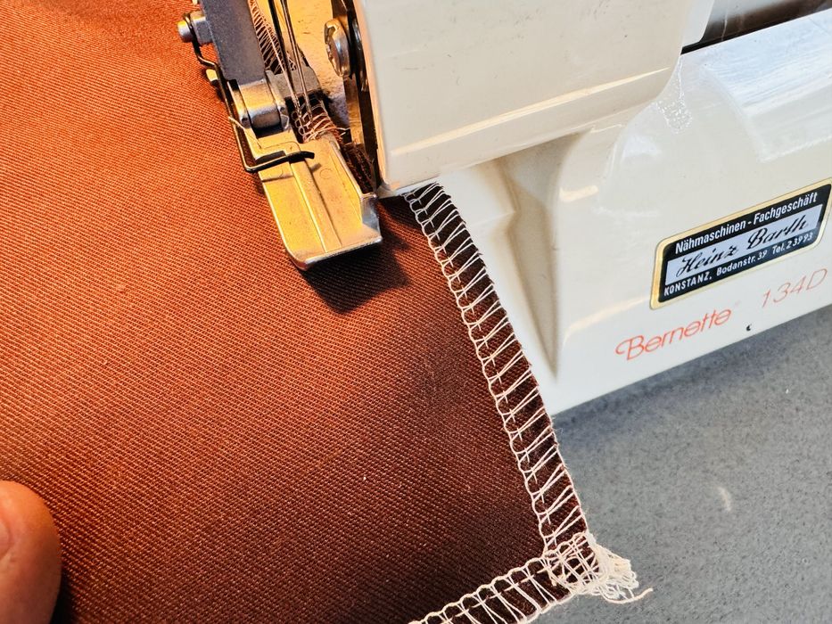 Masina de surfilat 4 fire Berninna Bernette 134 D cu piese metalice