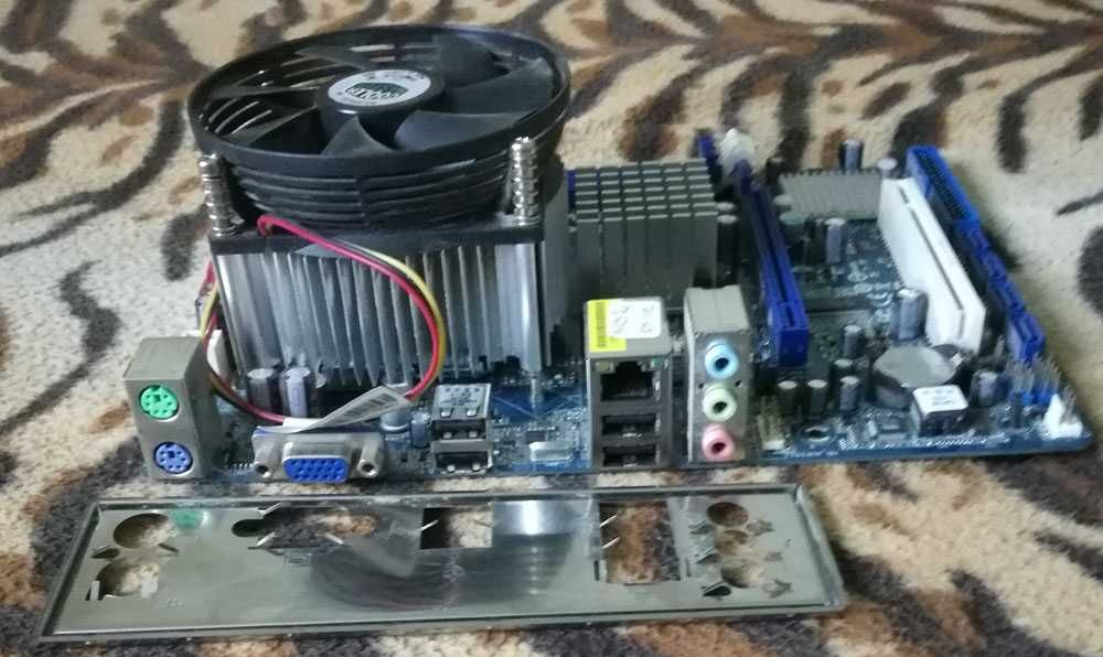 Продавам/Бартер Дъно ASRock G41M-VS3 с Процесор Intel Celeron 86 420 SL9XP, Охлаждане и Видеокарта !