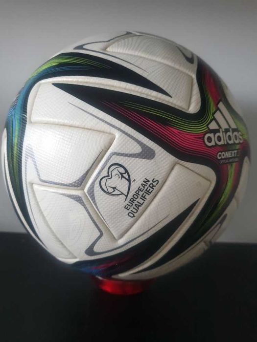 Minge de fotbal oficială Adidas Conext 21 Pro.