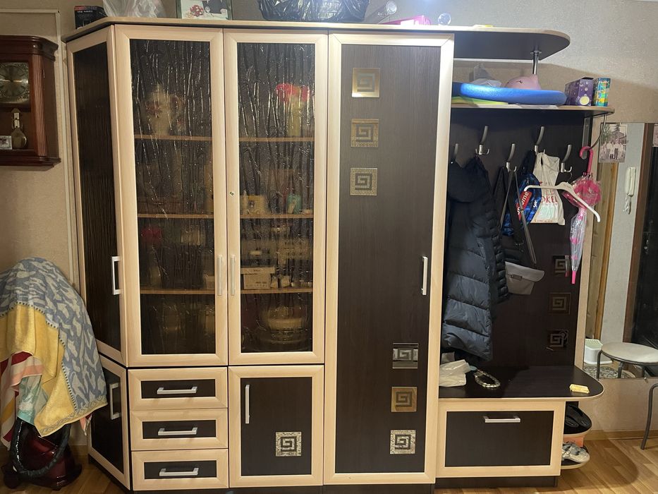 Продам прихожую срочно (самовывоз)