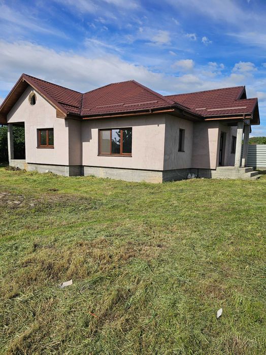 Casa de vânzare în Dudovicesti, Șimnicu de Sus. Casă este compusa din 2 dormitoare, un living generos, bucătărie spațioasă beci și terasa.