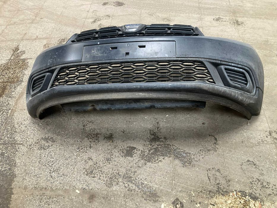 Продавам оригинална предна броня Dacia Sandero 2015 година