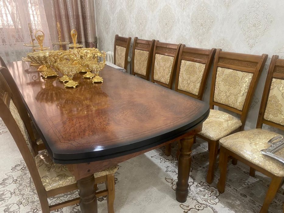 Стол и стулья.