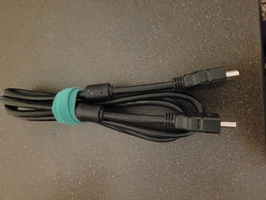 Cablu HDMI (High-Definition Multimedia Interface).