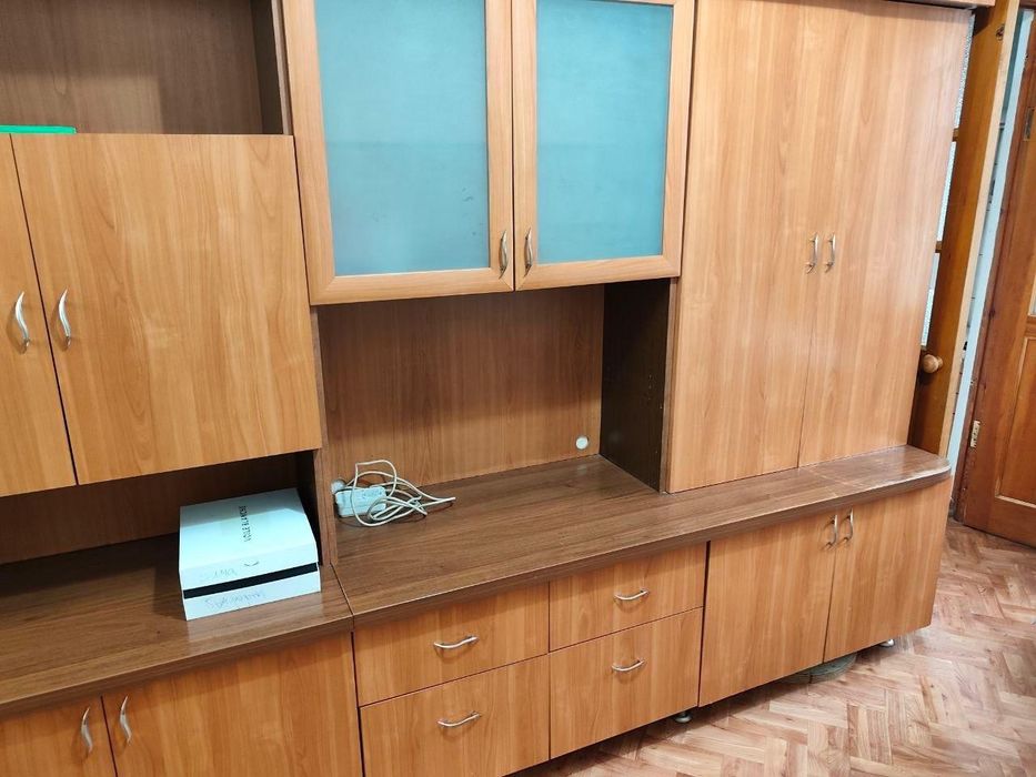 Шкаф в зал б/у, три секции.