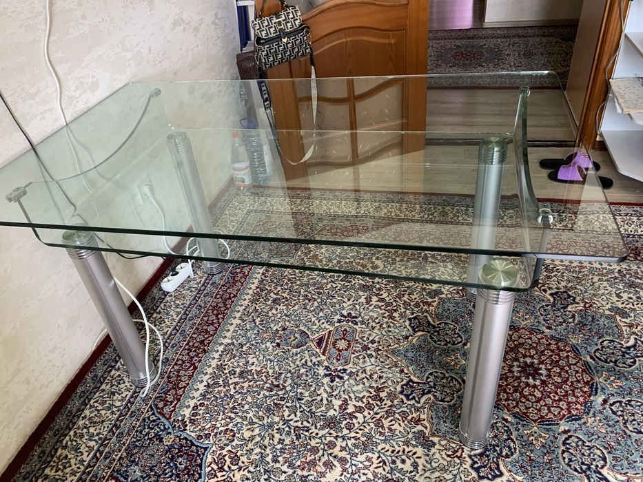 Стол стеклянный.