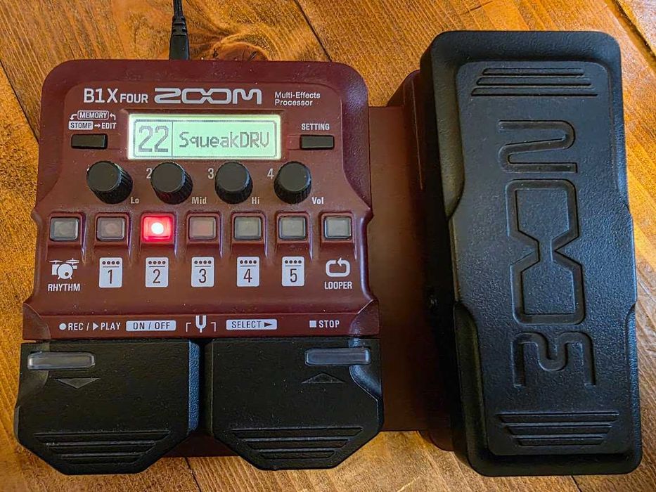 Pedala bas Zoom B1X Four Multi-efect
