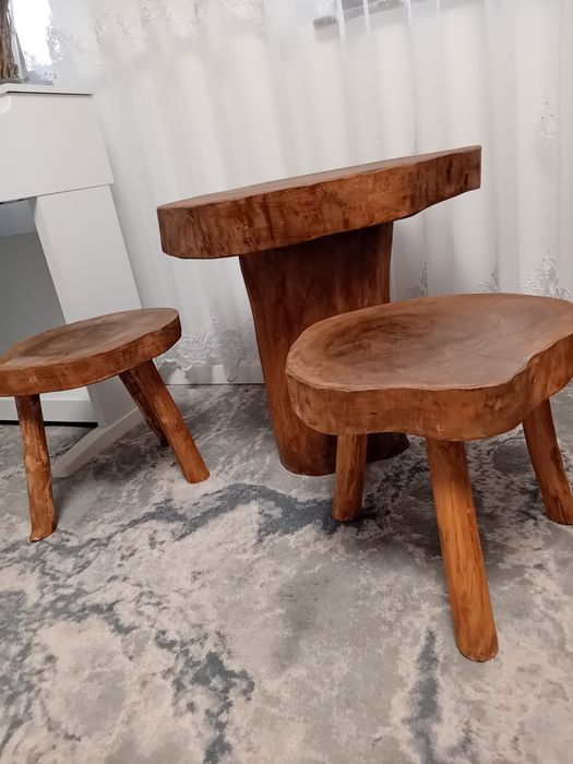 Măsuță si scaunele din lemn de nuc.