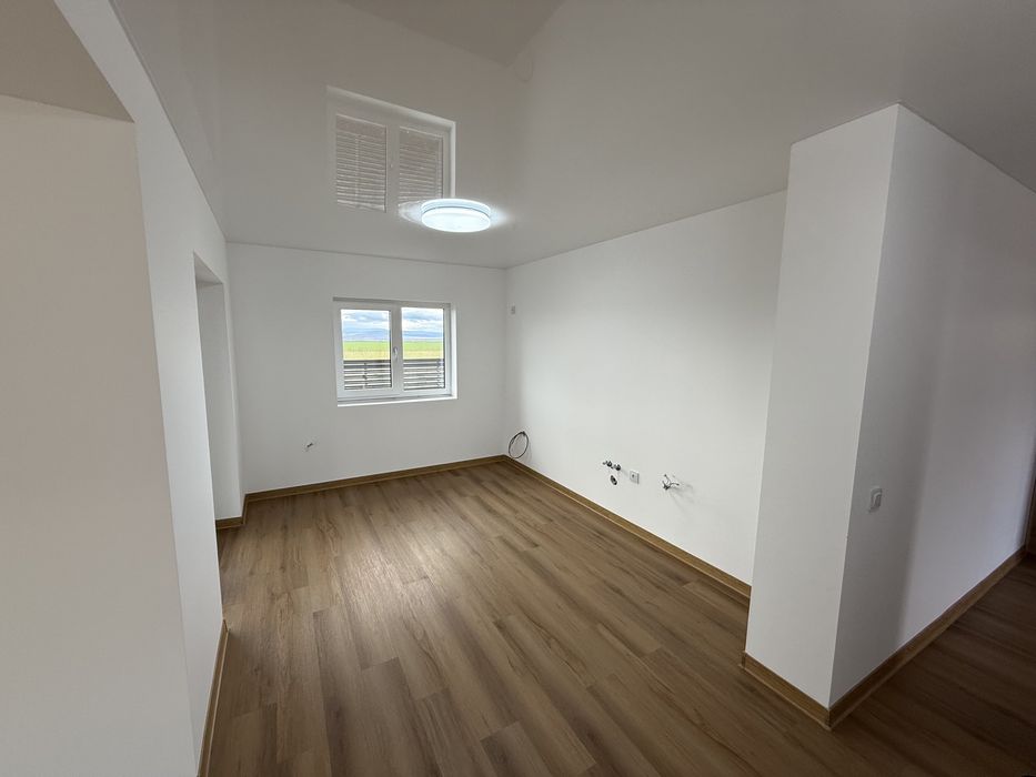 Vand casă individuală , din cărămidă,4 camere, 2 băi, cartier Izvor