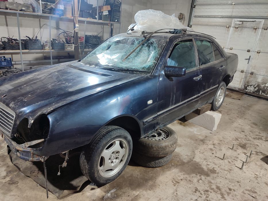 Запчасти на Мерседес W210 E200