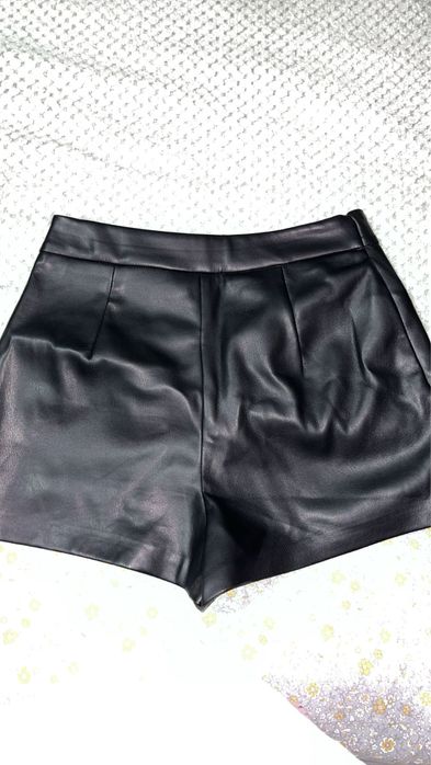 Fusta pantaloni ca noua purtata de 2 ori este de piele