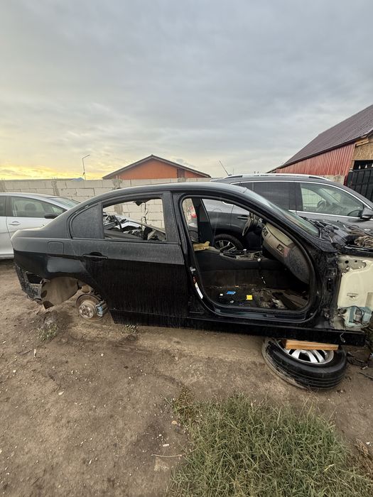 Dezmembrez bmw e90 318i
