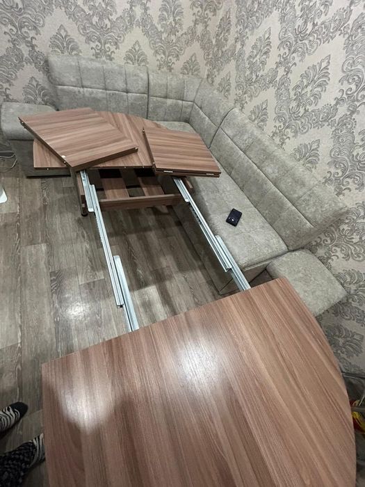 Продам кухонный стол.