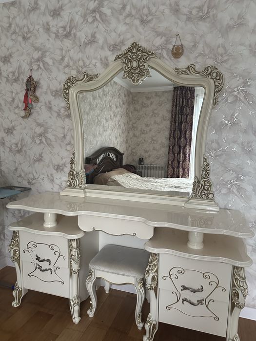 Продается угловой диван , комод с зеркалом . Есть торг.