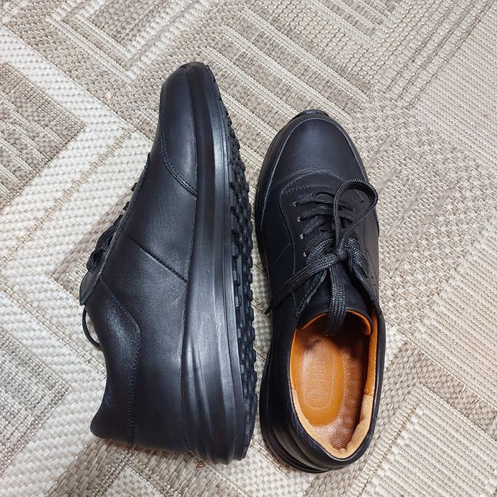 Продам кроссовки женские