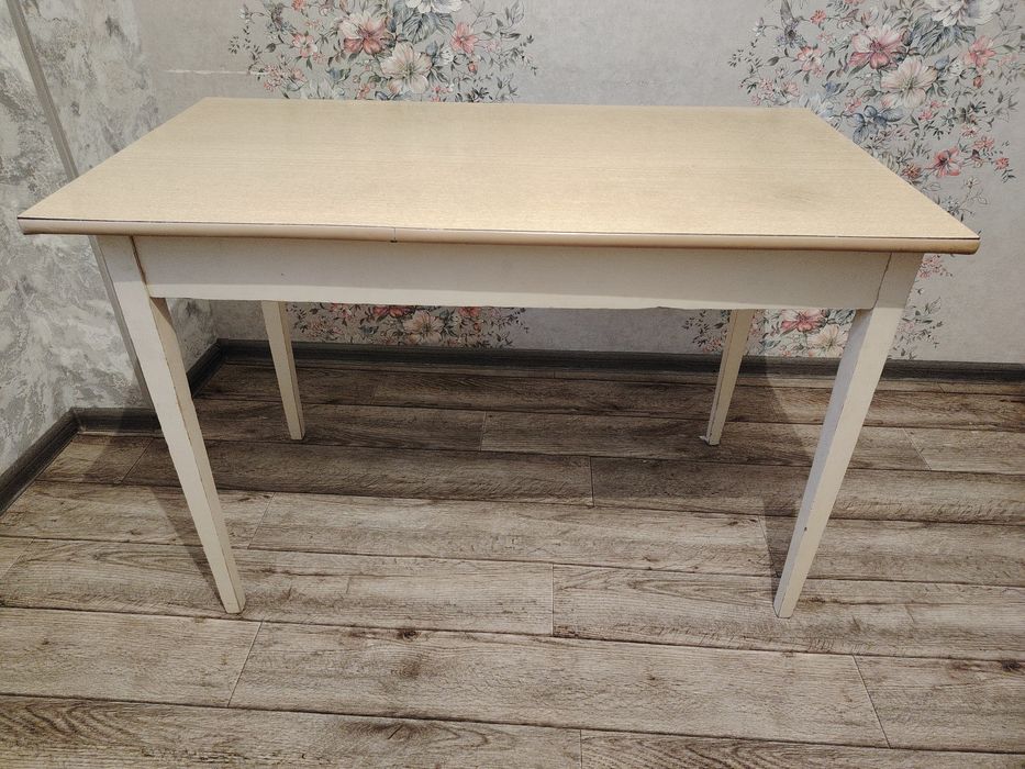 Стол со стульями