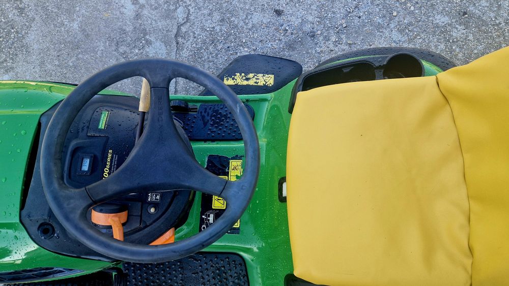 Tractoras tuns gazon John deere X145