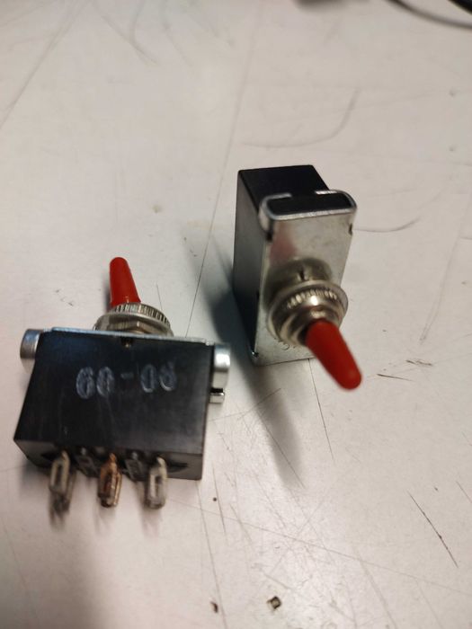 Продавам  женски банан букси 0,06лв.  ЦК ключета и  ключета с връзка