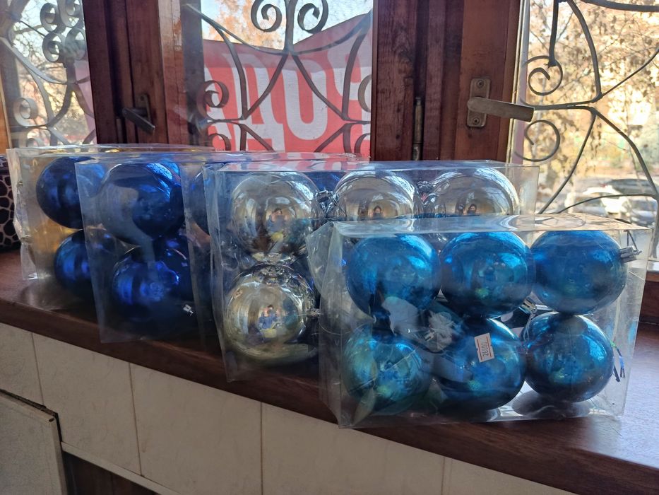 Ёлка с мишурой и игрушками