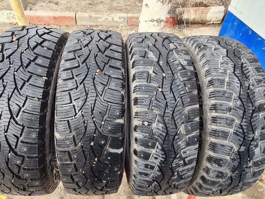 Зимние шины (215/65 R16)