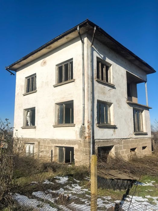 Масивна къща на 3 етажа