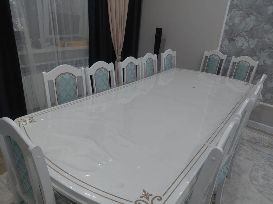 Стол со стульями