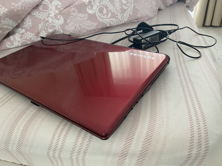 Laptop toshiba rosu ultra slim