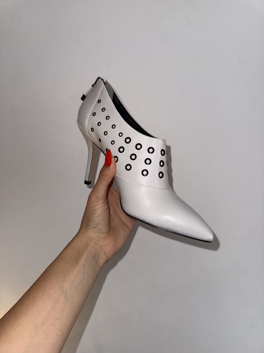 What For – Pantofi stiletto din piele albă cu ținte argintii
