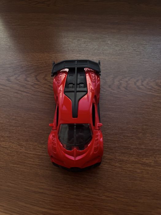 Красная машина марка Бугатти