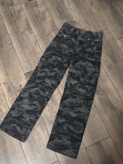 серые камуфляжные брюки карго