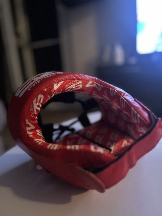 Чисто нови каска и ръкавици за кикбокс – 12oz