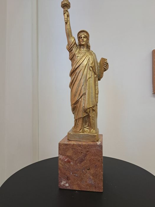 Satuia Libertatii, bronz cu marmura, 800 lei