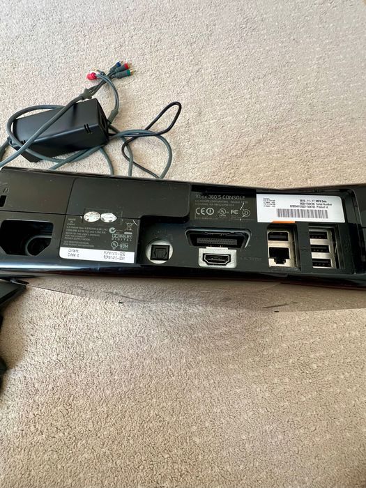 XBOX 360 с кабели и джойстици