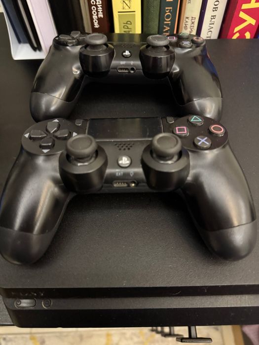 PS4 Slim 1TB + 2 джойстика + игры