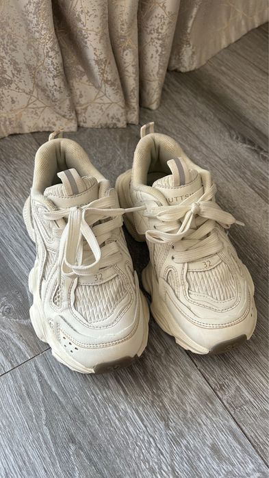 Кроссовки белые продаются