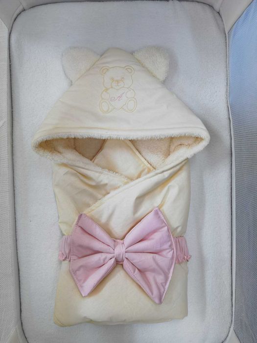 Порт бебе с бродерия на качулката и Буква