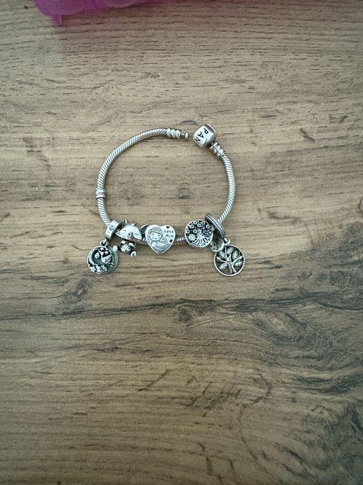 Продам браслет с шармиками Pandora