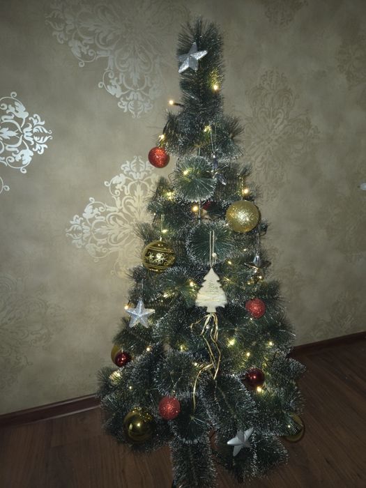 Продам елку вместе с игрушками, 120 см.