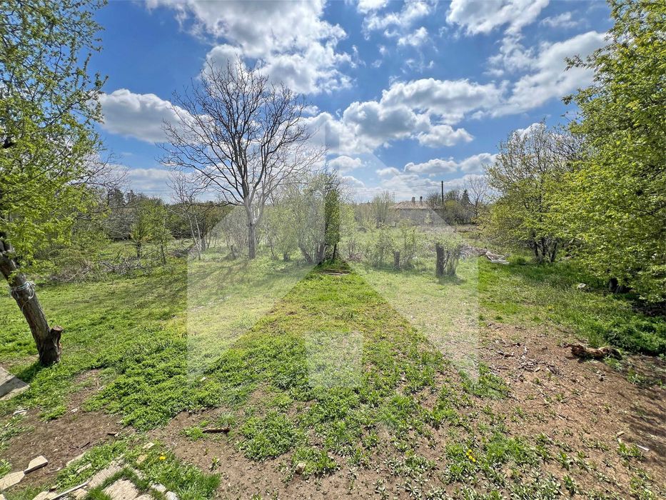 Продава тухлена селска къща в с. Мировци (общ. Нови пазар, обл. Шумен)