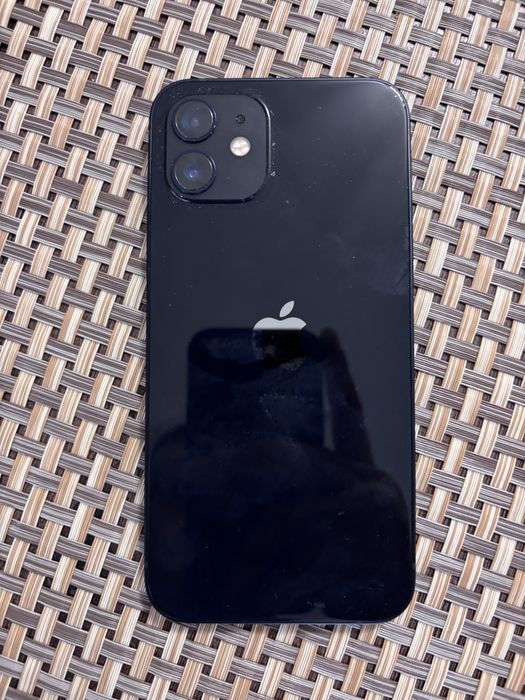 Продавам iphone 12 64 gb