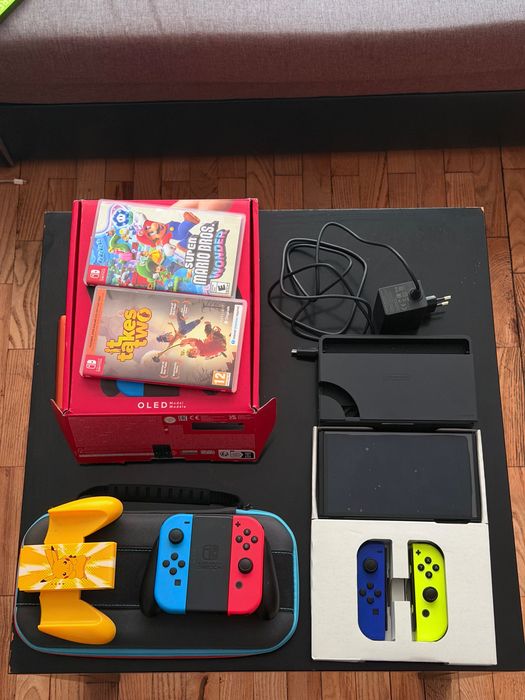Nintendo Switch OLED – пълен комплект + 2 игри + допълнителни Joy-Con