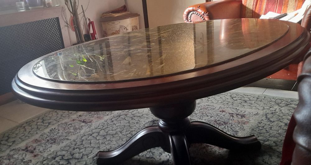 Масивна холна маса с мраморен плот