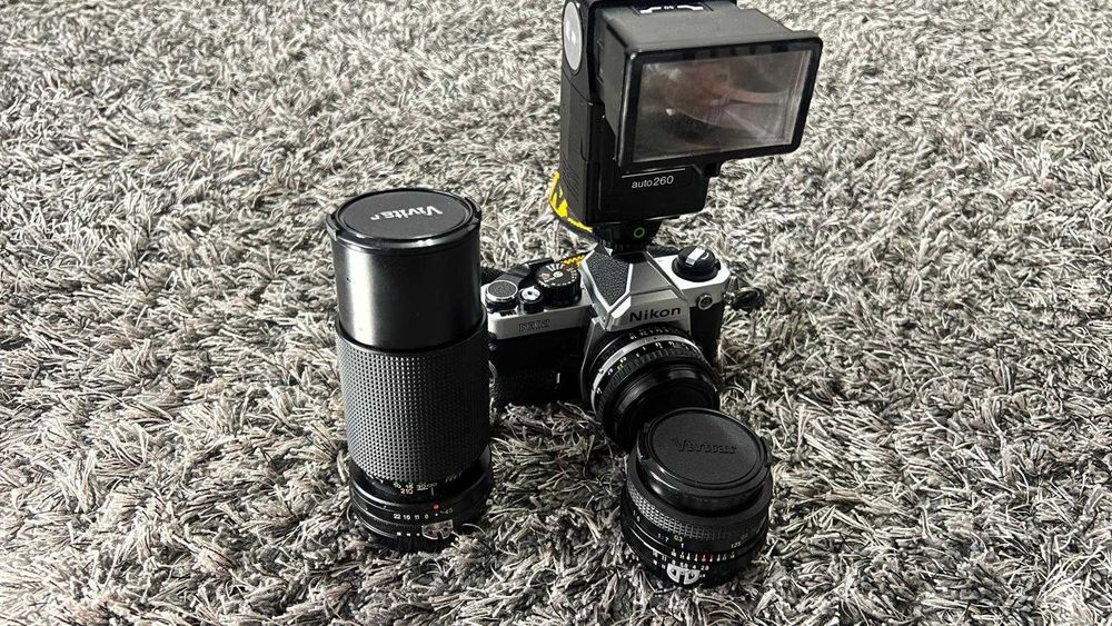 Nikon FM2 impecabil-functional cu blitz Sunpak Auto 260 si 3 obiective