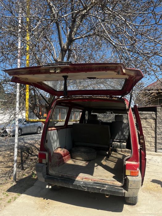 Машина Volkswagen Transporter 1993