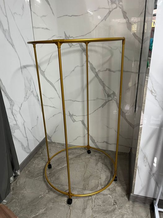 Продаютя вешалки