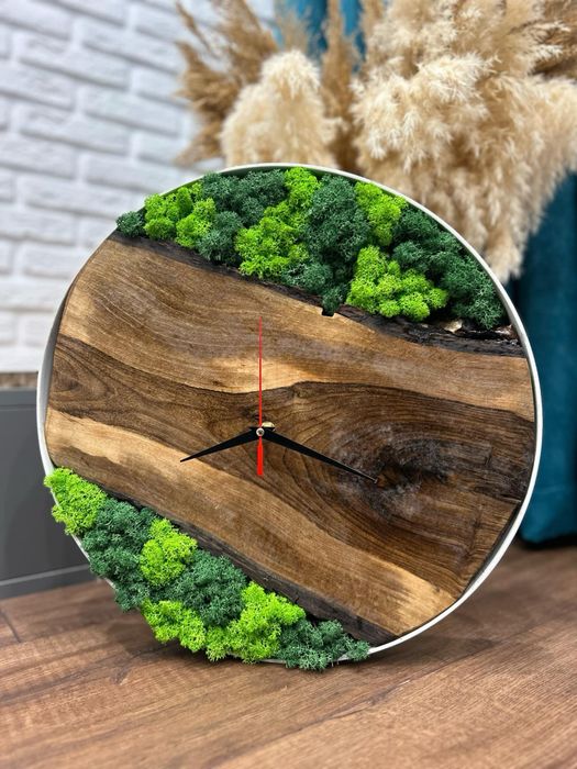 Ръчно изработен часовник от дърво и метална рамка със скандинавски мъх