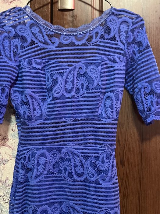 рокля по тялото с ефирен гръб