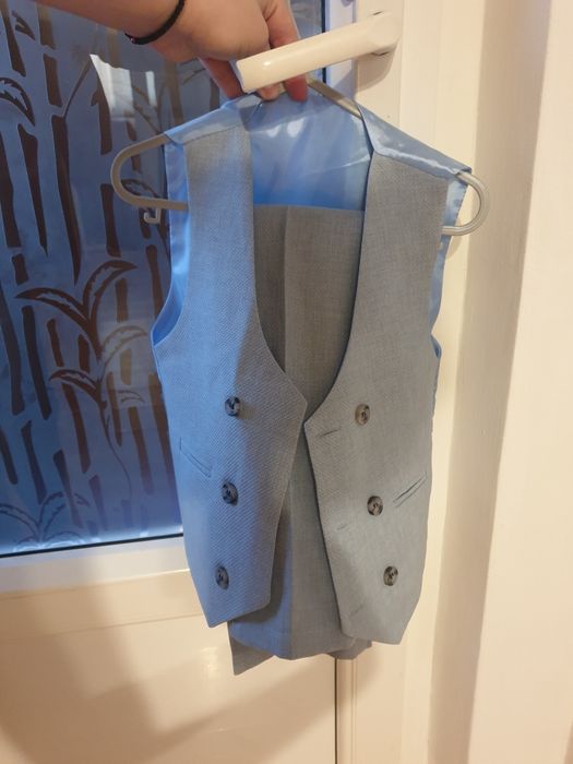 Vând costum de băiețel 5 ani